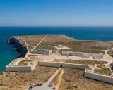 Die Fortaleza de Sagres, eine historische Festung, thront auf einer Klippe über dem türkisfarbenen Meer.