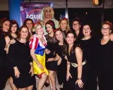 Grupo de mujeres celebrando una despedida de soltero con disfraces, una de ellas vestida de Blancanieves.