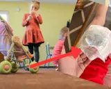 Dziecko w pampersie, obok wózek dla lalek i inne dzieci bawiące się w pokoju.