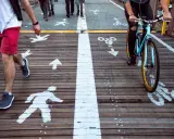 Rowerzysta jedzie po ścieżce rowerowej, a piesi po swojej. Czy rowerzysta ma obowiązek jazdy po ścieżce rowerowej?