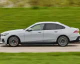 Ein grauer BMW 550e fährt auf einer Straße, die Landschaft verschwimmt im Hintergrund.