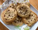 Schokoladenkekse, die an das Subway Cookies Rezept erinnern, auf einem Teller mit Kirschblüten.