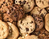 Un assortiment de cookies gourmands : chocolat, raisins secs, et blancs. Parfait pour une recette cookie croustillant réussie !