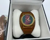 Orologio Gucci serpente con quadrante verde e cinturino in pelle marrone, presentato nella sua scatola.