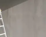 Drabina przy ścianie, przygotowania do malowania płyt GK.