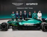 Fernando Alonso posa con el equipo Aston Martin y su nuevo coche de Fórmula 1. Noticias de Fernando Alonso.