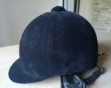 Czapka na kask jeździecki: Jak wybrać styl i bezpieczeństwo?