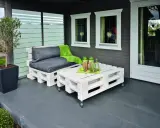 Sofá y mesa de centro hechos con palets de madera pintados de blanco. ¡Excelentes ideas para pintar palets de madera y crear muebles de exterior!