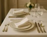 Un dressage élégant pour un dîner raffiné, où chaque détail de l'art de la table invite à la convivialité.