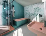 Bagno tropicale con vasca e lavabo rosa, doccia con carta da parati floreale. Idee per come rinnovare il bagno senza togliere le piastrelle.
