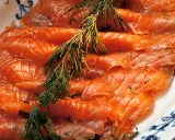 Vackert upplagd rimmad lax med dill. En klassisk svensk delikatess som smälter i munnen.