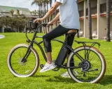 Mężczyzna na rowerze elektrycznym z baterią na ramie. Zastanawiasz się, jaki silnik do roweru elektrycznego wybrać? Ten model ma mocny silnik w tylnej piaście.