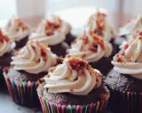 Schokoladen-Cupcakes mit cremiger Glasur und knusprigen Toppings. Perfekt für veganes Backen!