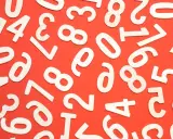 Drewniane cyferki na czerwonym tle. Idealne, by jak wytłumaczyć dziecku dodawanie i odejmowanie do 20, bawiąc się liczbami od 0 do 19.
