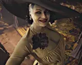 Uśmiechnięta Lady Dimitrescu w eleganckiej sukni i kapeluszu, z naszyjnikiem i ozdobą z kwiatów na piersi.