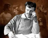 August Strindberg sitter vid ett bord och skriver, med spöklika figurer av kvinnor som svävar i bakgrunden, en påminnelse om hans verk.