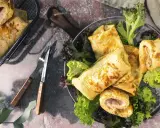 Herzhafte Pfannkuchen gefüllt mit Schinken und Käse, serviert mit frischem Salat. Ein Genuss für jeden Gaumen!
