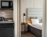 Mysig säng och pentry i en stuga vid Icehotel Kiruna. En bekväm plats att vila efter en dag i norrskenet.