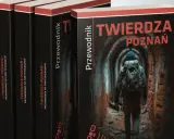 Książki "Twierdza Poznań. Przewodnik po fortyfikacjach" autorstwa Joanny Nowak. Na okładce turysta wchodzi do mrocznego tunelu.