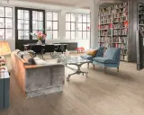 Estanterías llenas de libros ofrecen fantásticas ideas para colocar libros en un salón moderno con sofás, mesa de centro y comedor.
