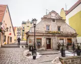 Kłodzko rynek. Kamienne uliczki i kolorowe kamienice tworzą urokliwy klimat. Na pierwszym planie budynek z napisem "Ciastka".