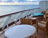 Balcone con mobili da esterno e vista sul mare, ideale per le cabine per 5 persone di Costa Crociere.
