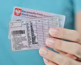 Polskie prawo jazdy z widocznymi kategoriami, od A1 po T. Dokument jest trzymany w dłoni.