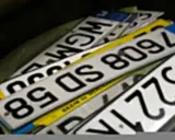 Stos tablic rejestracyjnych, w tym numerów z oznaczeniem "89 DS 58". To miejsce, gdzie czeka rejestracja py.