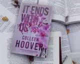 Książka "It Ends With Us" Colleen Hoover to historia o trudnych wyborach, miłości i przemocy.