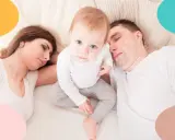 Mamá y papá duermen agotados mientras mi bebé se despierta cada 10 minutos, con sus grandes ojos azules mirando fijamente.