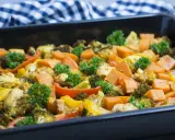 Buntes Ofengemüse mit Hähnchen und Süßkartoffeln, garniert mit Petersilie. Perfekt für histaminarme Rezepte.