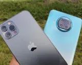 Szary iPhone i niebieski Android obok siebie. Który wybierasz?