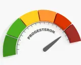 Wskaźnik poziomu progesteronu, z kolorowymi segmentami od zielonego do czerwonego.