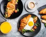 Typowe amerykańskie śniadanie: croissant z jajkiem sadzonym, pomidorkami i grzybami, do tego kawa i sok.