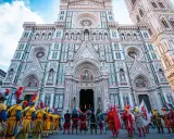Cérémonie historique devant le Duomo de Florence, une fête florentine qui rappelle une date importante.