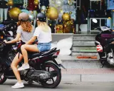 Dos chicas con cascos en una moto, listas para sacar carnet moto y disfrutar de la libertad.