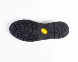 Czarna podeszwa buta z żółtym logo Vibram, gotowa do wymiany w butach, zapewniająca przyczepność.