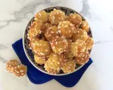 Chouquettes dorées saupoudrées de sucre perlé, prêtes à être dégustées. Une recette chouquette meilleur pâtissier pour un goûter gourmand.