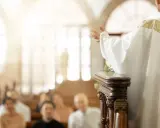 Ksiądz ogłasza zapowiedzi przedślubne. Ile niedziel zostało do ślubu? Wierni słuchają w kościele.