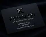 Czarna wizytówka z wypukłym, błyszczącym logo "K" i nazwiskiem "KOWALSKI", wykonana techniką lakier UV 3D.