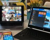 Mehrere Personen winken in einem Videoanruf. Ein schneller Internetanschluss macht solche Treffen möglich.
