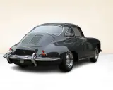 Grauer Porsche 356 SC von hinten. Die Porsche 356 Preisentwicklung zeigt, dass dieser Klassiker ein begehrtes Sammlerstück ist.
