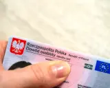 Polski dowód osobisty, niezbędny dokument, gdy zastanawiasz się, co jest potrzebne na studia.