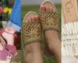 Tres pares de alpargatas de crochet para mujer: rosas con tiras, verdes y beige con diseño de granny square, y blancas con flecos.