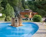 Uzdrowiskowy park w Rymanowie Zdroju z pijalnią i fontanną Celestyna. Sanatoria w tle.
