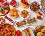 Bogactwo smaków kuchni hiszpańskiej: tapas z krewetkami, małżami, owocami morza, papryczkami i oliwkami.