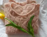 Delikatny, pudrowy sweter z ażurowym wzorem i żółtym tulipanem. Inspiracja, jak przerobić sweter na rozpinany.