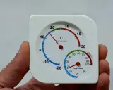 Termómetro y higrómetro en mano. La temperatura es de 10°C y la humedad es del 20%, buscando la humedad ideal.