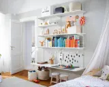 Regalwand mit Büchern, Spielzeug und Bastelmaterialien – tolle kinderzimmer ideen für ein kreatives Zuhause.