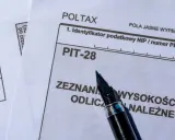 Pióro na druku PIT-28, gotowe do wypełnienia zeznania podatkowego.